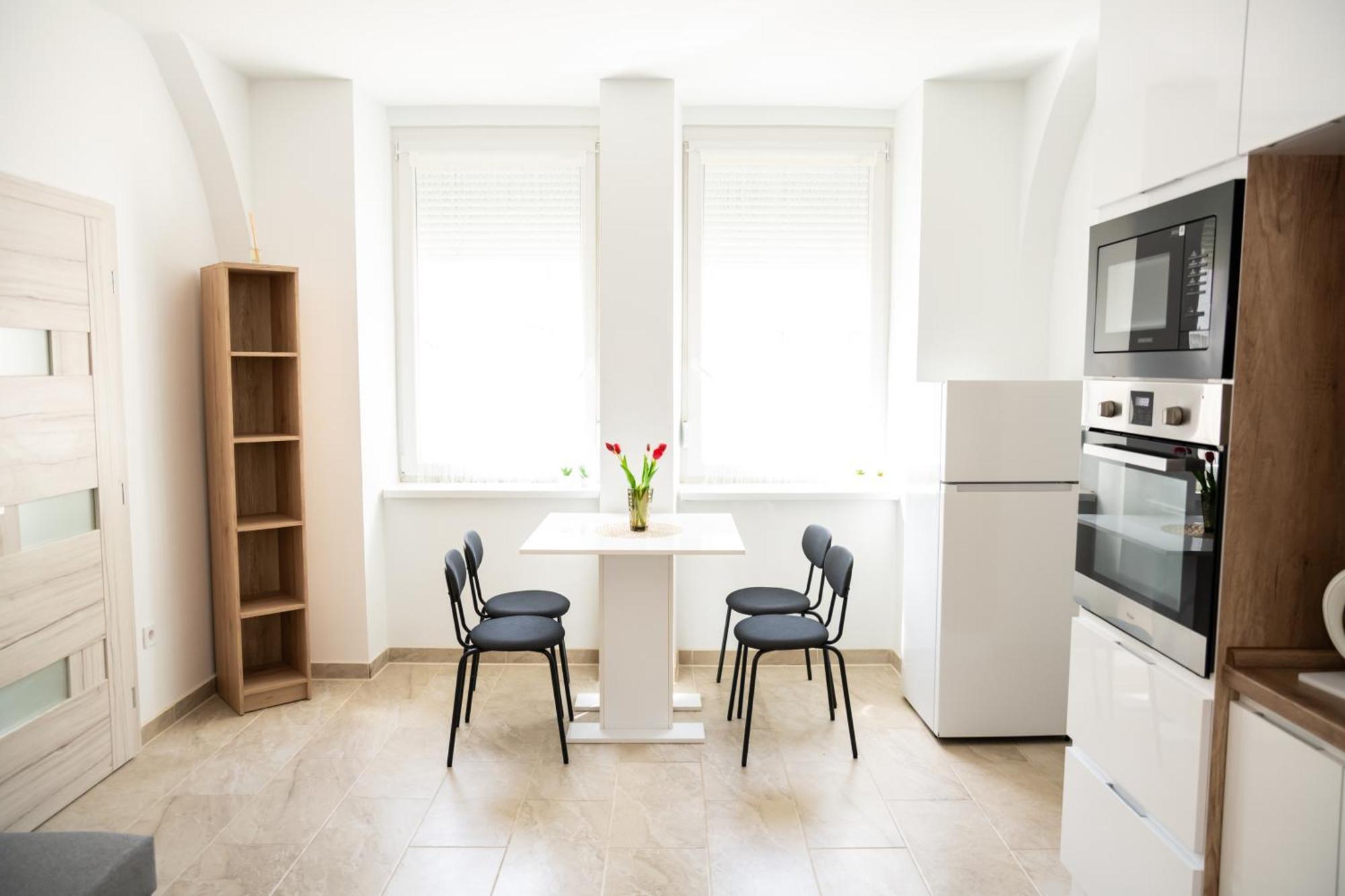 Winestone Corner Apartment Debrecen Eksteriør billede